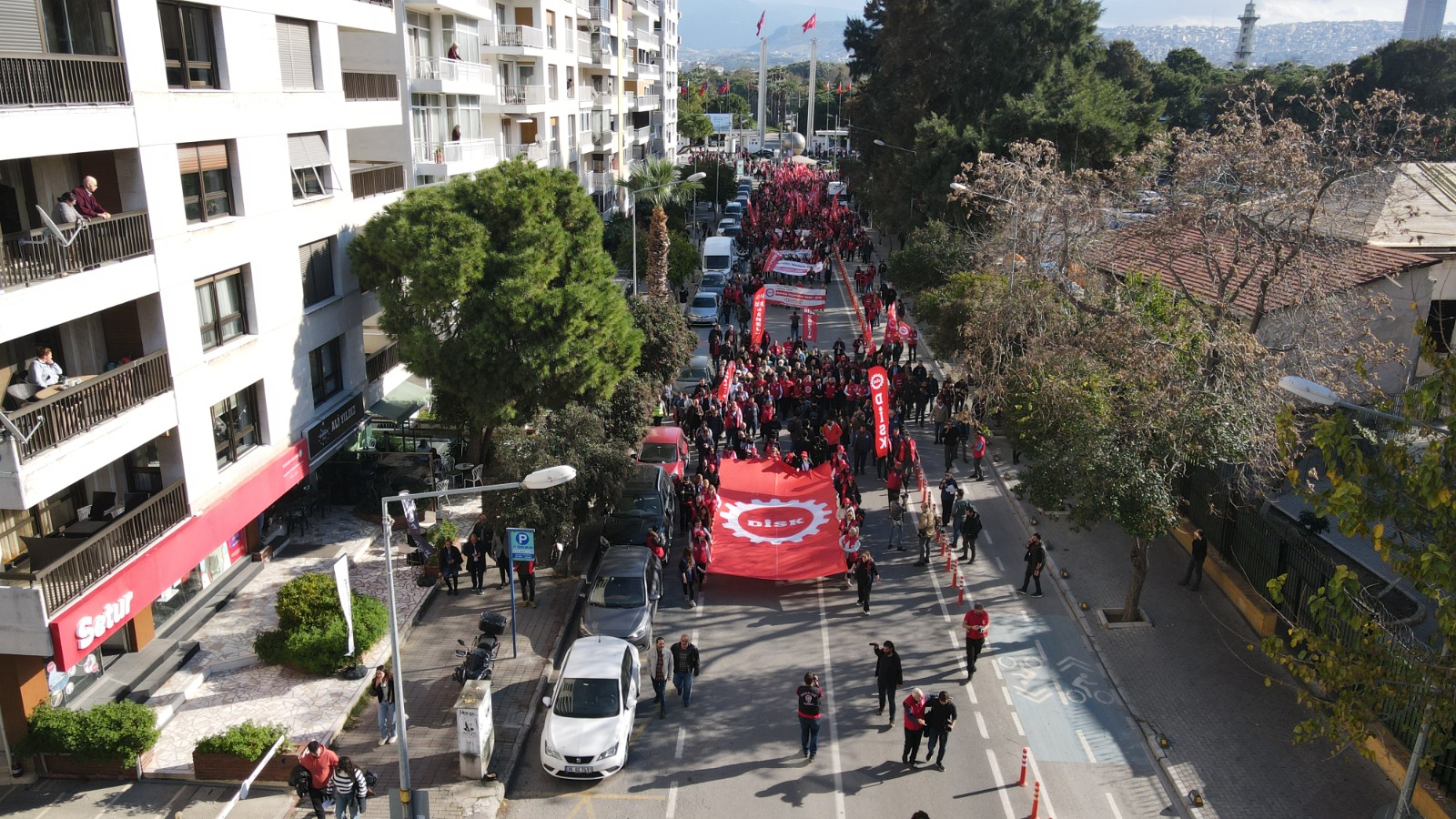 DİSK, İzmir'de asgari ücret için meydana çıktı