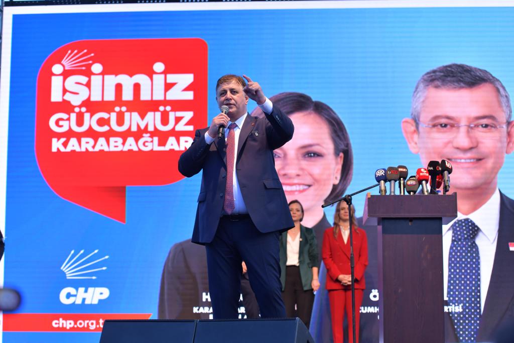 CHP Genel Başkanı Özel, Karabağlar'daki halk buluşmasına katıldı
