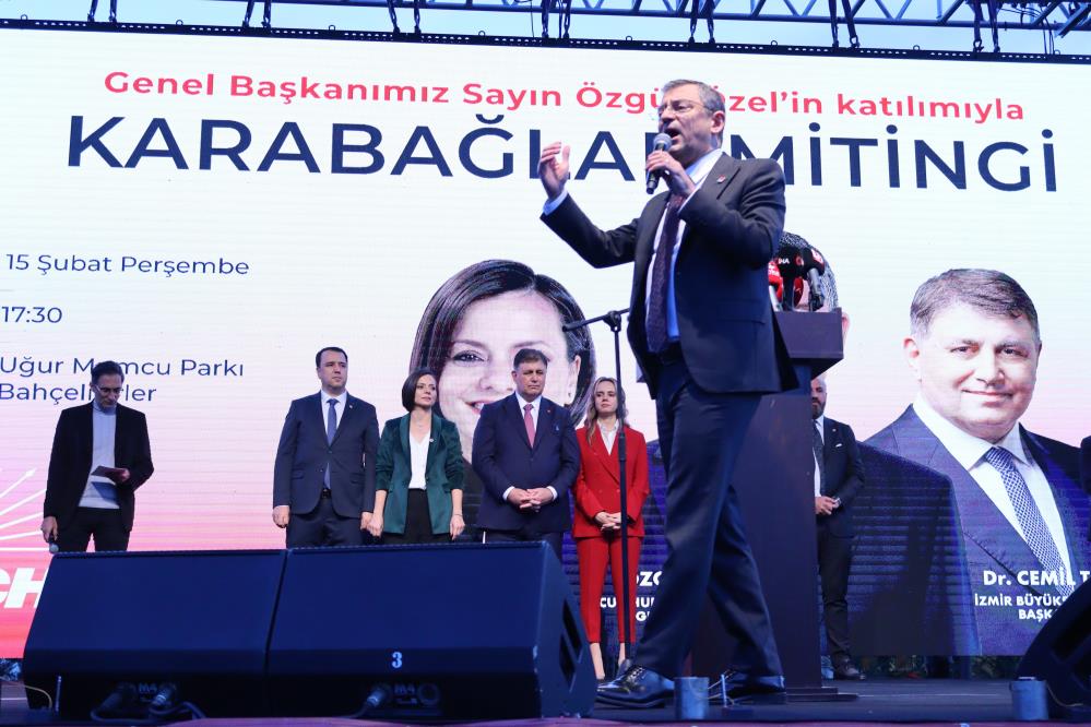 CHP Genel Başkanı Özel, Karabağlar'daki halk buluşmasına katıldı
