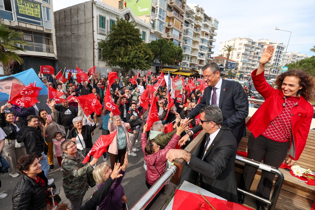  Özel, Karşıyaka’da üstü açık otobüsle şehir turu yaparak vatandaşları selamladı