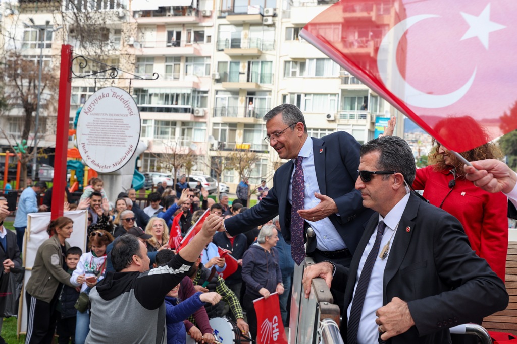  Özel, Karşıyaka’da üstü açık otobüsle şehir turu yaparak vatandaşları selamladı