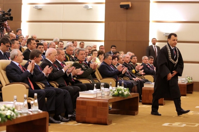 Kılıçdaroğlu ayağa kalktı, Erdoğan elini sıkmadı