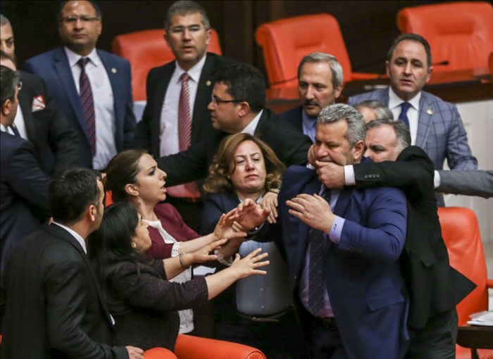 Küfürler havada uçuştu! Ak Partili ve HDP'li vekiller yumruk yumruğa kavga ettiler