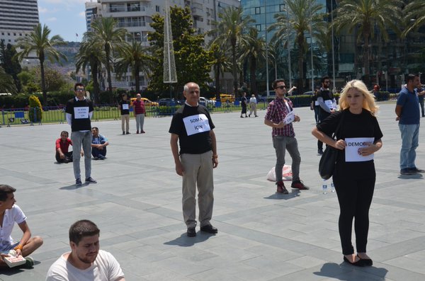 CHP İzmir'den 'Duran Adam' eylemi