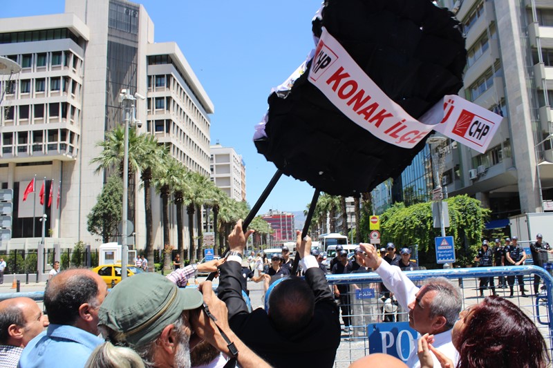 İzmir'de siyah çelenk bırakma krizi