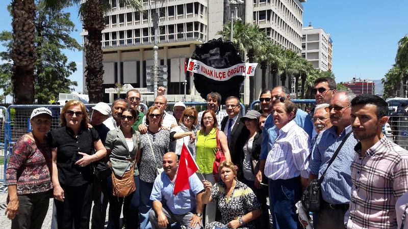 İzmir'de siyah çelenk bırakma krizi