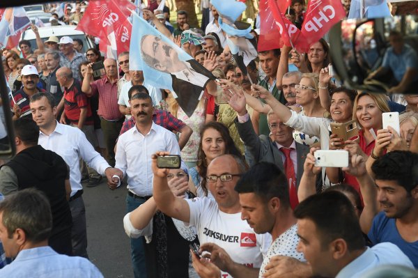 Kılıçdaroğlu'na İzmir'de coşkulu karşılama