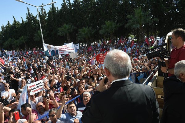 Kılıçdaroğlu'na İzmir'de coşkulu karşılama
