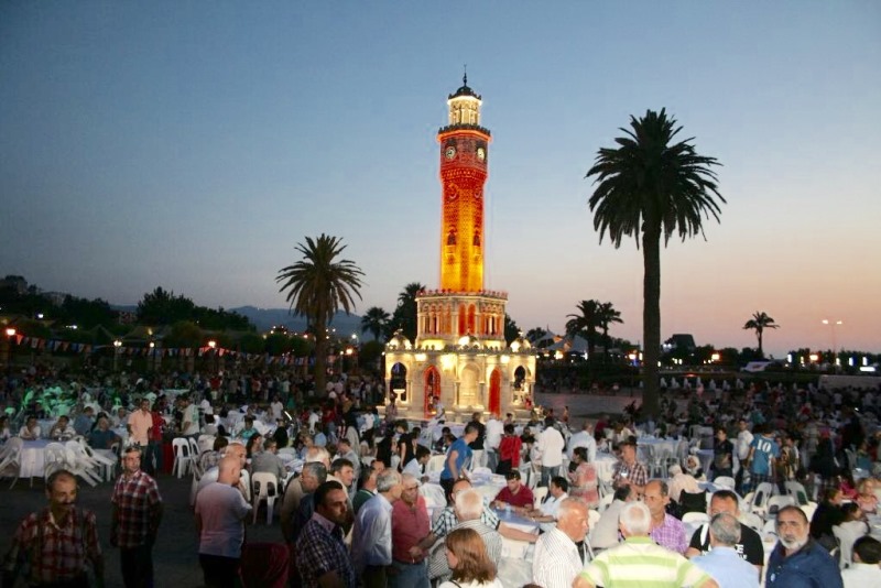 Konak Meydanı'nda iftar