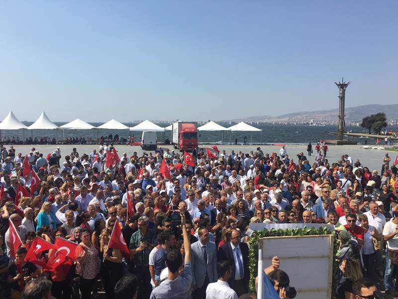 CHP İzmir bayramı böyle kutladı