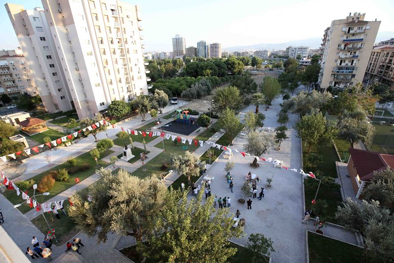 Karşıyaka'nın 'vefa' parkları açıldı