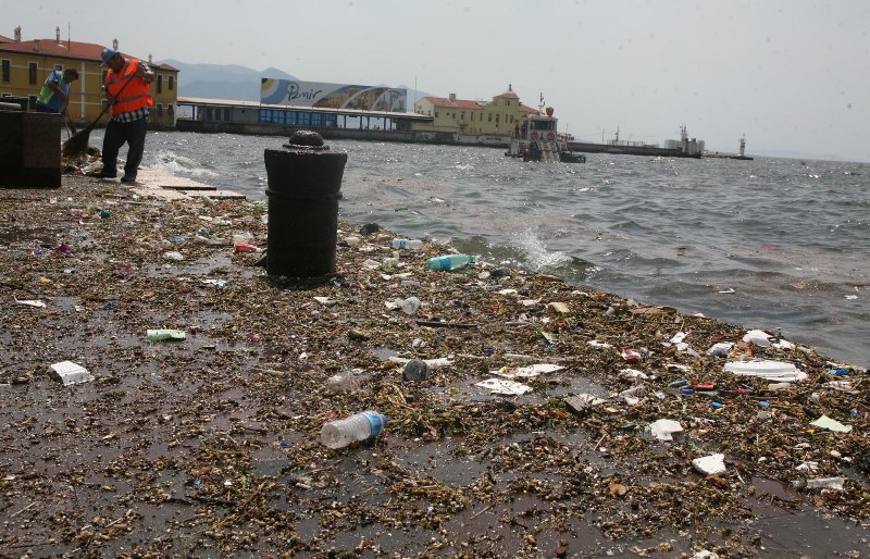 İzmir'de derelerden çöp akıyor