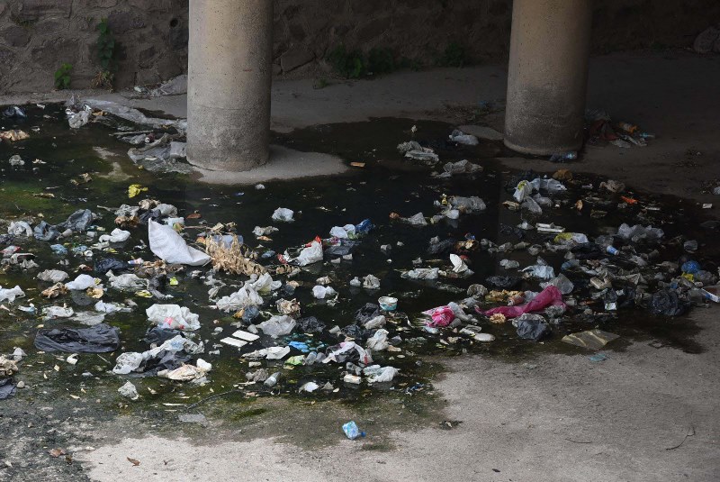 İzmir'de derelerden çöp akıyor