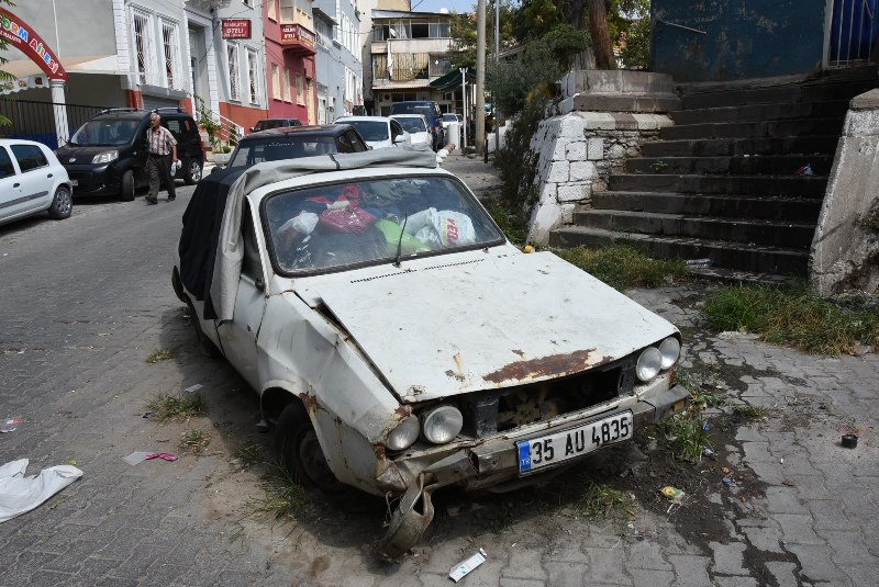 İzmir sokaklarında hurda araç tehlikesi