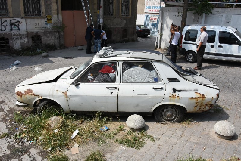 İzmir sokaklarında hurda araç tehlikesi