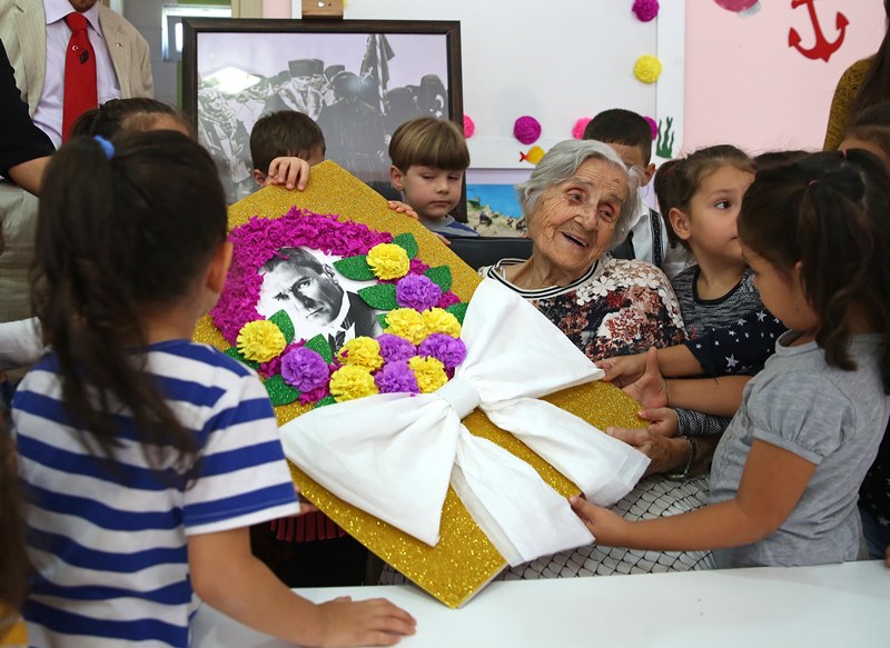 Atatürk öğretmenine sürpriz doğum günü