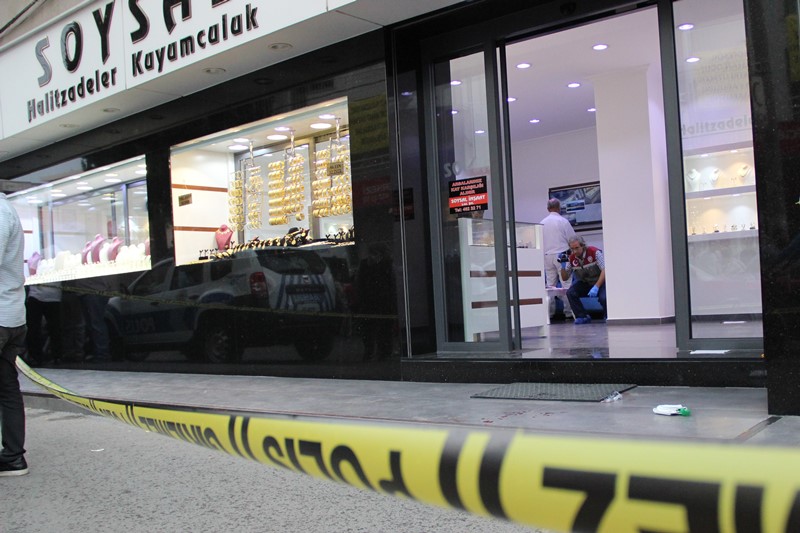 İzmir’de silahlı kuyumcu soygunu girişimi