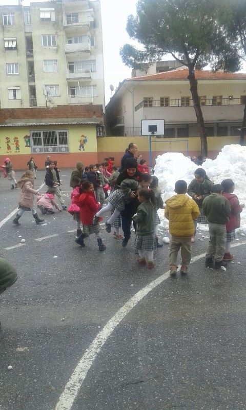 Belediye öğrencilerin ayağına kamyonla kar götürdü