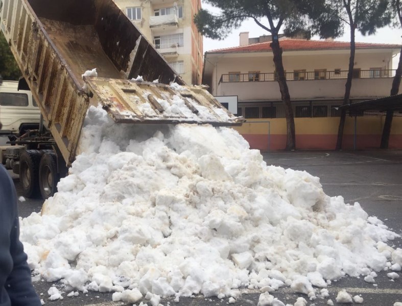 Belediye öğrencilerin ayağına kamyonla kar götürdü