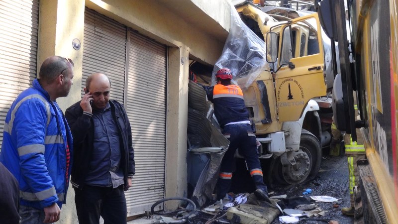 İzmir'de belediye aracı cami duvarına çarptı