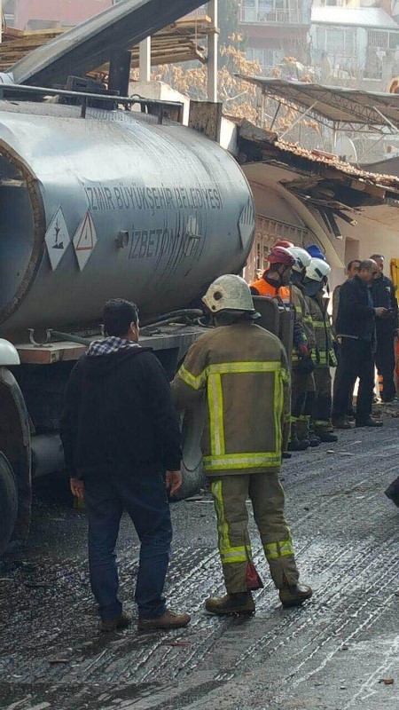 İzmir'de belediye aracı cami duvarına çarptı