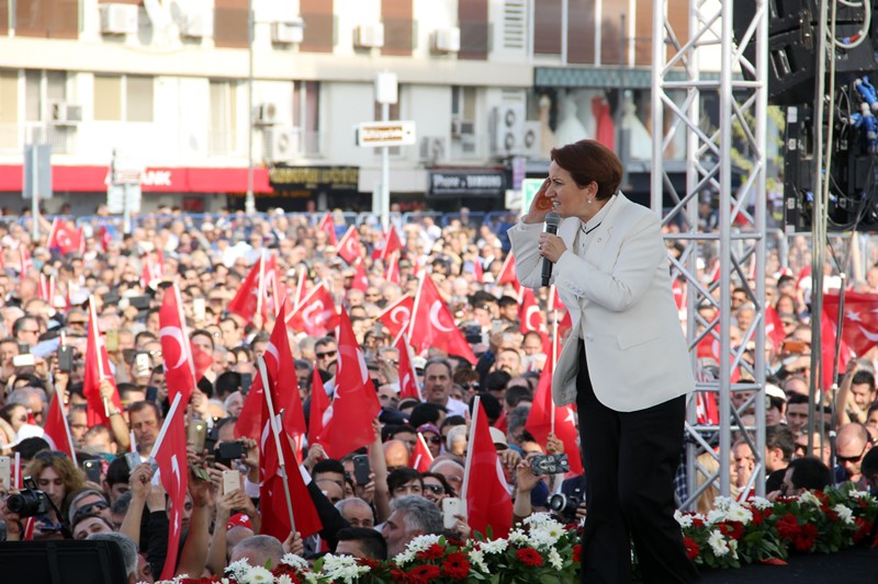 Meral Akşener İzmir'de halka seslendi