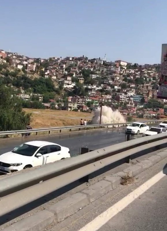 İzmir'de su borusu böyle patladı