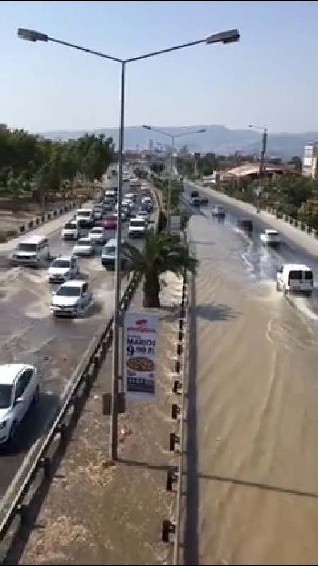 İzmir'de su borusu böyle patladı