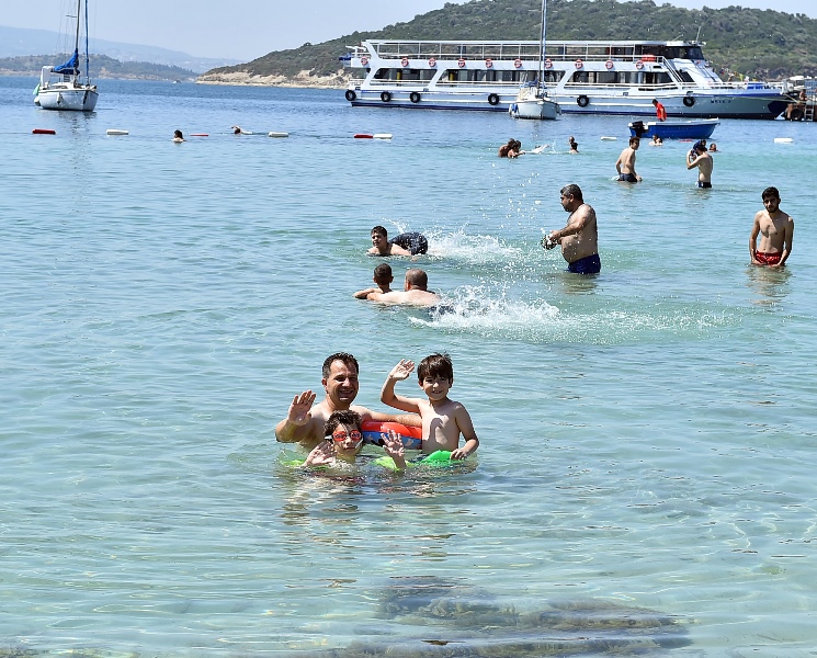 Sıcaktan bunalan İzmirliler Yassıcaada'ya koştu