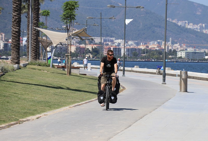Hollanda’dan bisikletle İzmir’e geldi