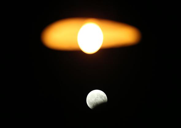 Kısmi Ay tutulması böyle görüntülendi...