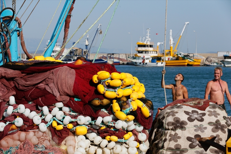 Balıkçılar halat çözmek için gün sayıyor