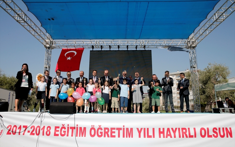İzmir'de 850 bin öğrenci için ilk ders zili çaldı