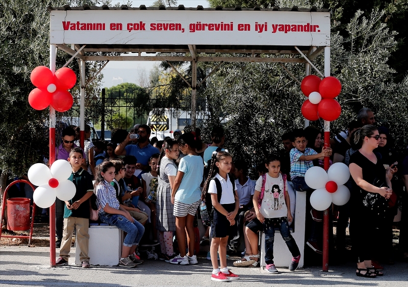 İzmir'de 850 bin öğrenci için ilk ders zili çaldı