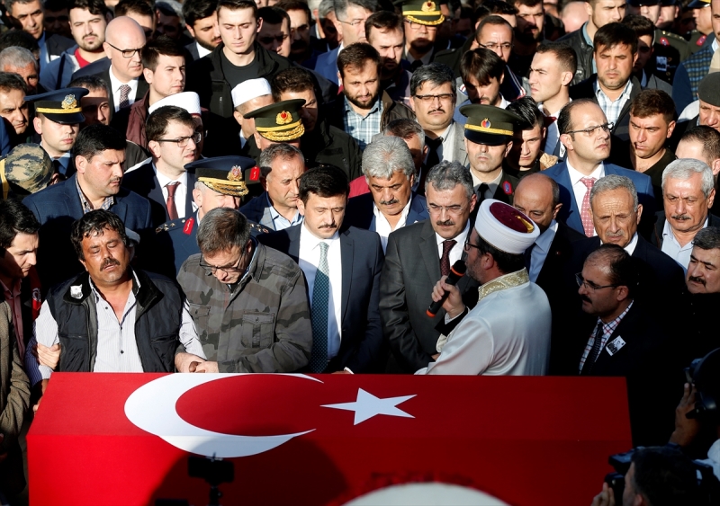 İzmir Şehit Üsteğmen'i gözyaşlarıyla uğurladı