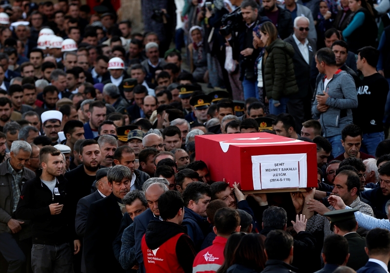 İzmir Şehit Üsteğmen'i gözyaşlarıyla uğurladı