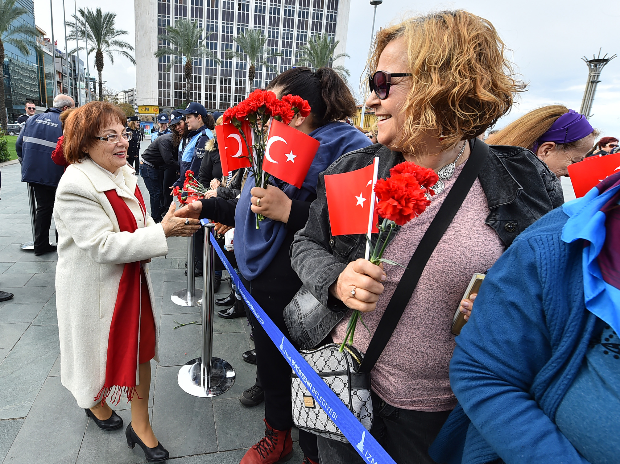 İzmir'in aydınlık kadınları