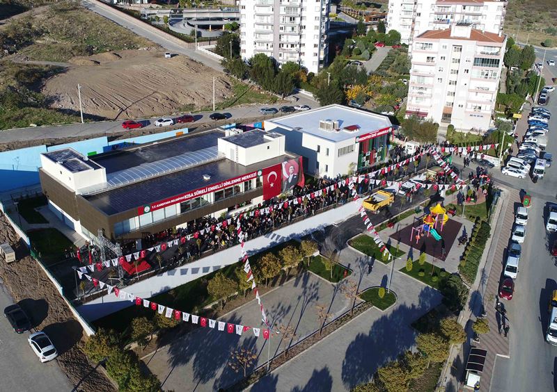 Karşıyaka'da engelleri aşan merkez açıldı