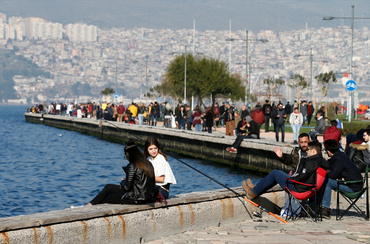İzmirliler yeni yılı güneşli havayla karşıladı