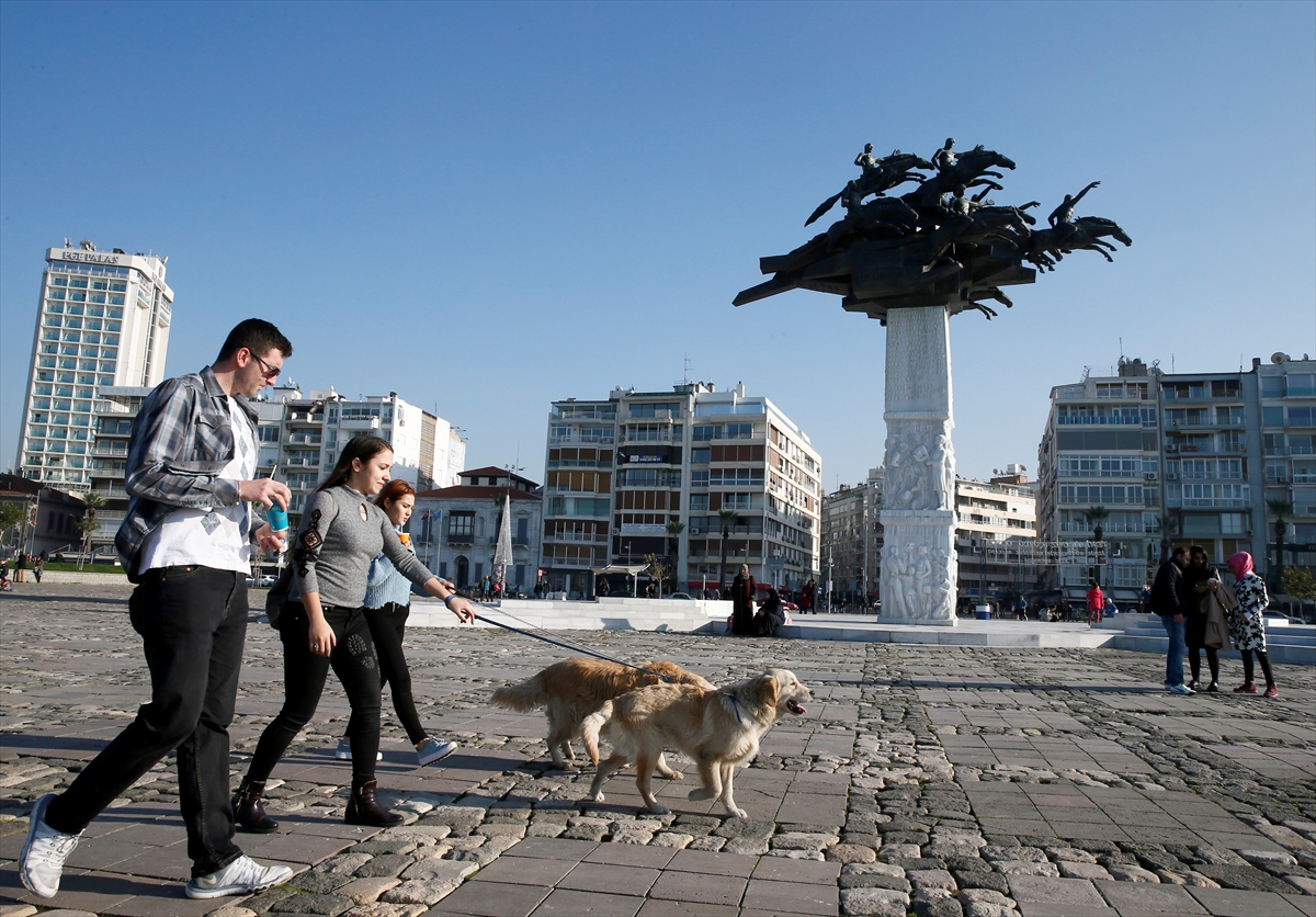 İzmirliler yeni yılı güneşli havayla karşıladı