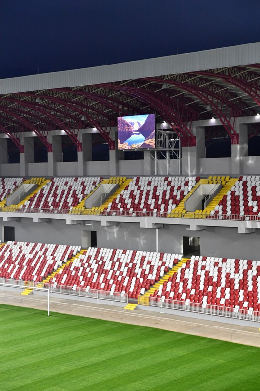 İzmir'in yeni stadı gece görüntüsüyle de büyülüyor
