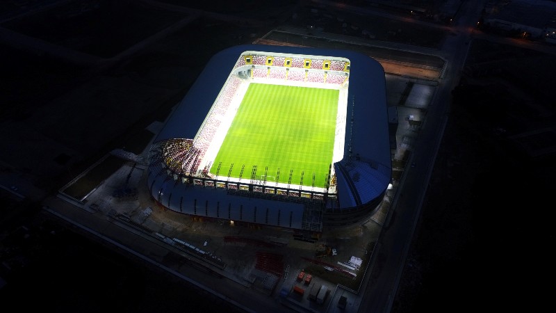 İzmir'in yeni stadı gece görüntüsüyle de büyülüyor