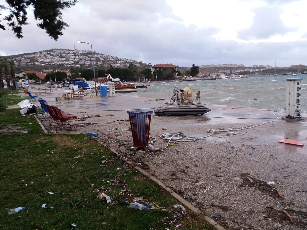 İzmir’de şiddetli lodos hayatı olumsuz etkiledi