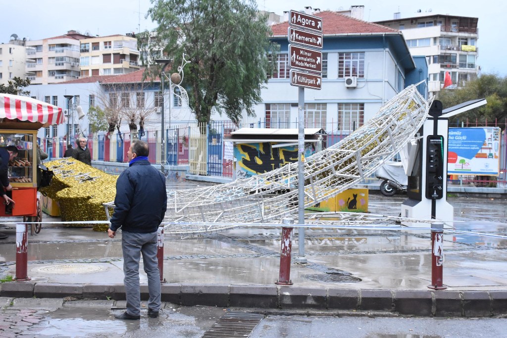 İzmir’de şiddetli lodos hayatı olumsuz etkiledi