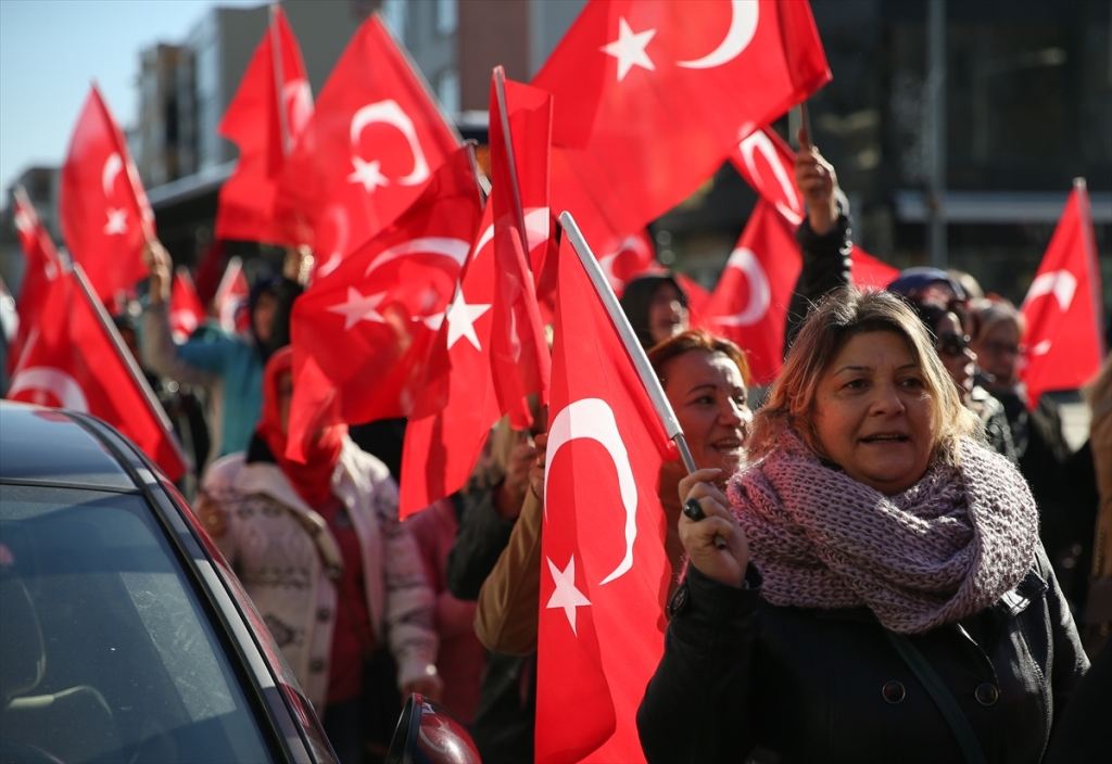 İzmir'de 'Zeytin Dalı Harekatı'na destek yürüyüşü