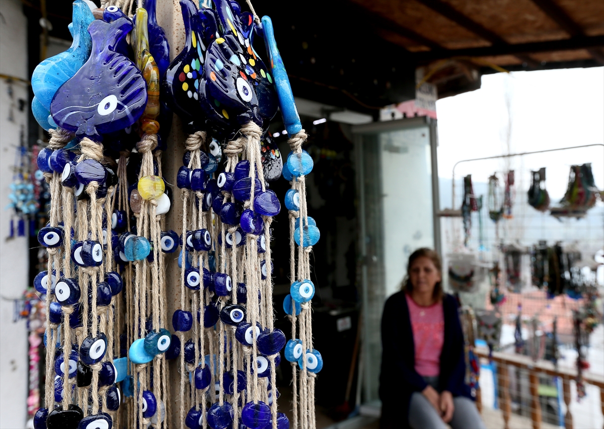 Nazarköy'de boncuk üretimi kadınlarla canlandı