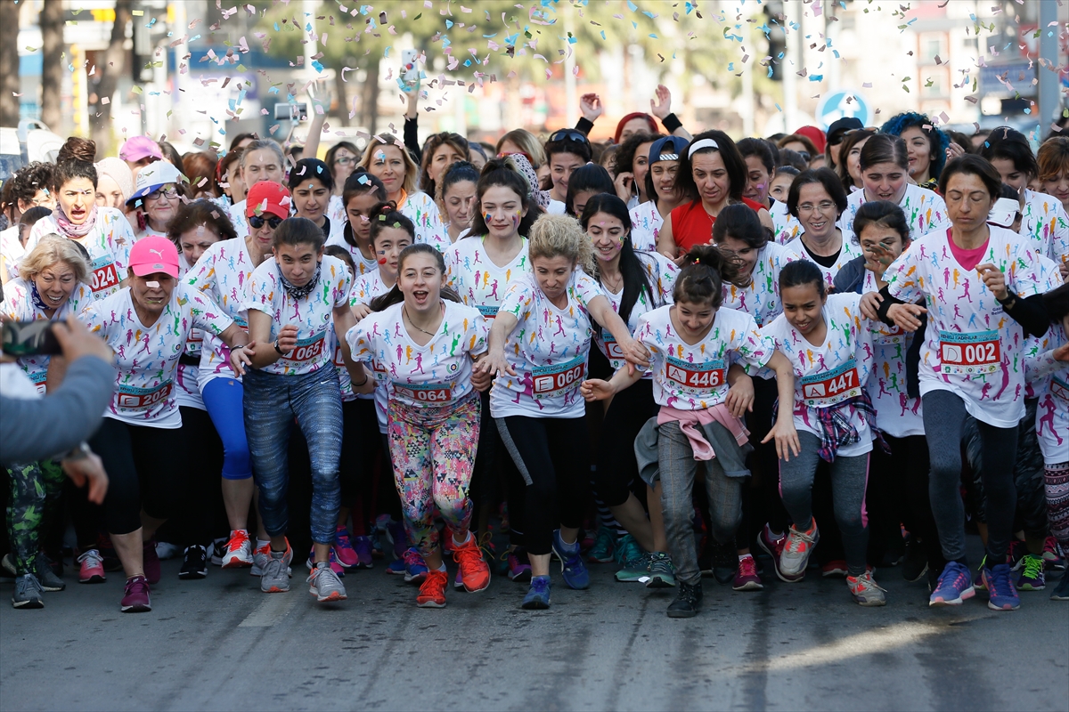 İzmir'de 'Renkli Kadınlar Koşusu'