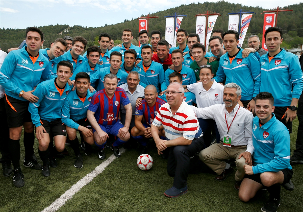 Bakan Bak ile Alex İzmir Cup'ın açılışını yaptı