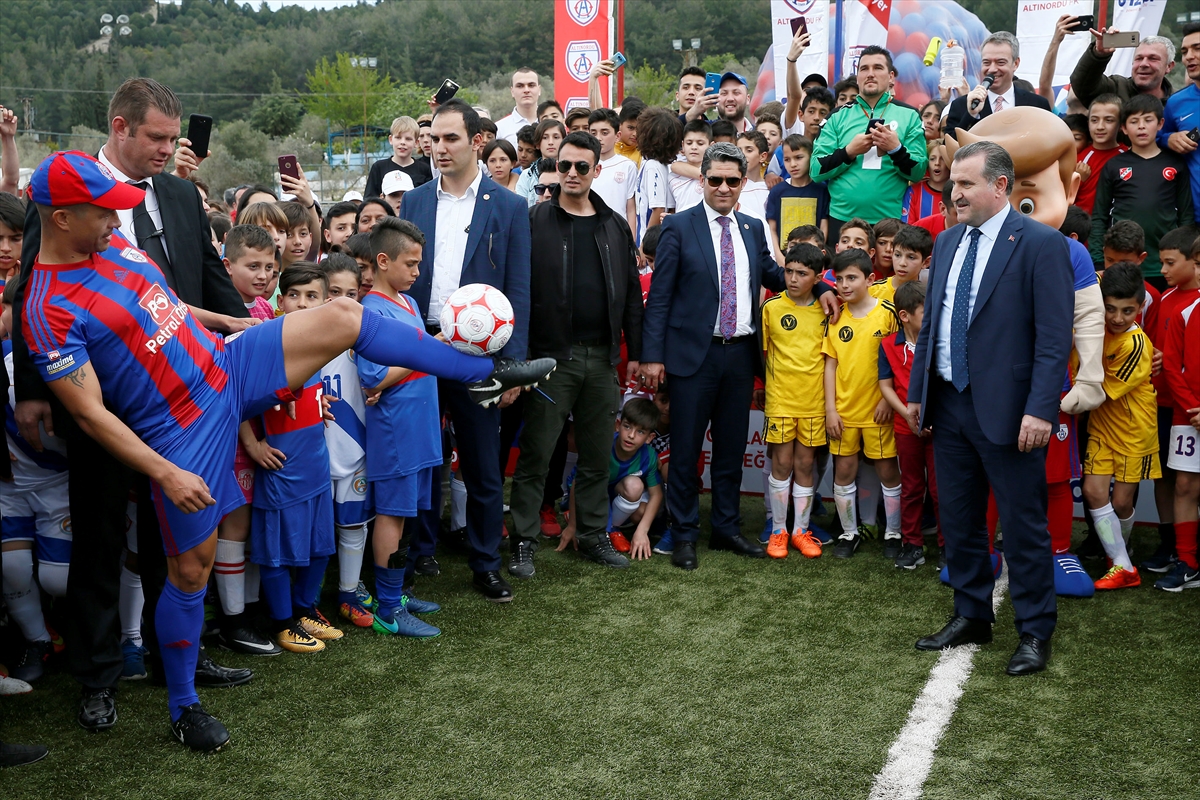Bakan Bak ile Alex İzmir Cup'ın açılışını yaptı