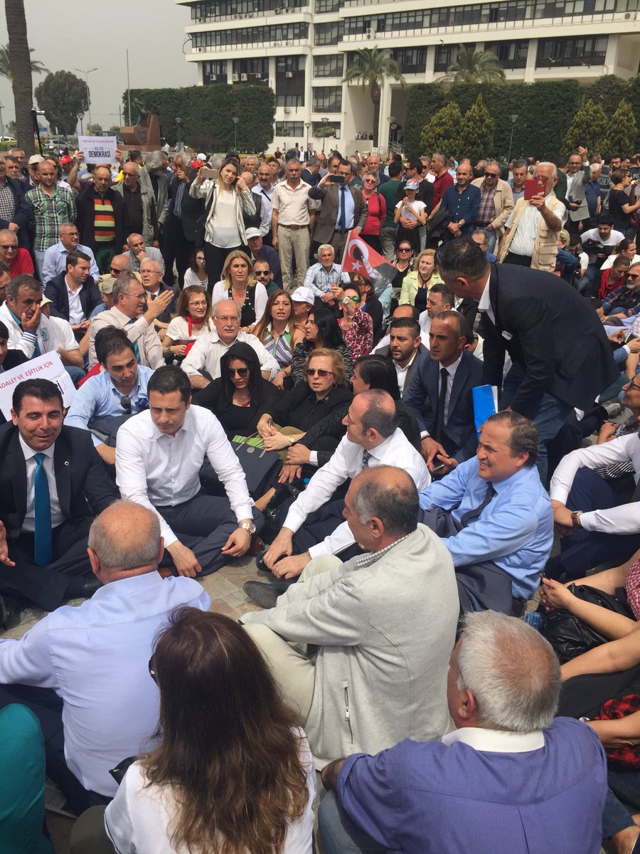 CHP İzmir'den oturma eylemi